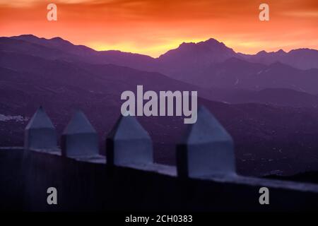 Sonnenaufgang über den Bergen der Sierra Tejeda in Axarquia vom maurischen Wachturm in Comares, Malaga, Andalusien, Costa del Sol, Spanien aus gesehen Stockfoto