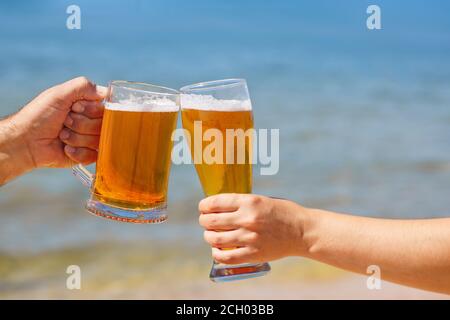 Nahaufnahme Hände halten Gläser Bier Stockfoto