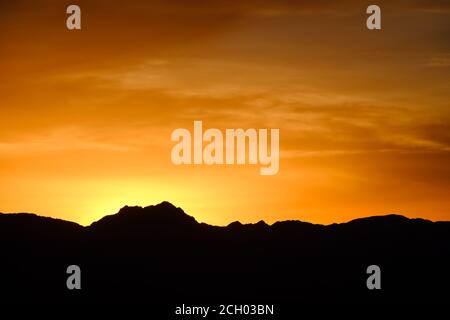 Sonnenaufgang über den Bergen der Sierra Tejeda in Axarquia, Malaga, Andalusien, Costa del Sol, Spanien Stockfoto