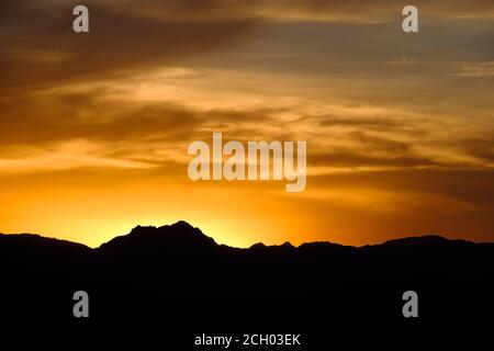 Sonnenaufgang über den Bergen der Sierra Tejeda in Axarquia, Malaga, Andalusien, Costa del Sol, Spanien Stockfoto