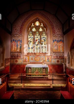 Das Mosaik und das nach Osten gerichtete Fenster in der East Hoathly Church in der Nähe von Lewes, East Sussex, Großbritannien Stockfoto