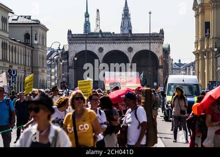 München, Bayern, Deutschland. September 2020. Die Parade verlässt den Odeonsplatz. Die Querdenkengruppe 'Conspirituality', die in Berlin die Demos gegen die Anti-Corona-Maßnahmen und letztlich gegen die deutsche Regierung veranstaltete, kam nach zahlreichen rechtlichen Hürden zunächst vom Odeonsplatz aus nach München, bevor sie die Demo beendete, gerade als die Polizei wegen Nichteinhaltung der Vorschriften im Begriff war. 10,000 dann auf der Theresienwiese mit minimalem Abstand und wenigen Masken zusammengebaut. Die Gruppe kritisierte die Polizei und forderte Papierterrorismuskampagnen gegen die Polizei und die Stadt- Gemeinplatz f Stockfoto