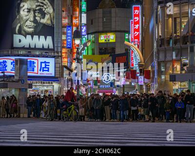 Shibuya, Japan - 7.2.20: Große Menschenmassen warten darauf, Shibuya's Scramble Crossing zu überqueren Stockfoto