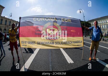 München, Bayern, Deutschland. September 2020. Die Querdenkengruppe 'Conspirituality', die in Berlin die Demos gegen die Anti-Corona-Maßnahmen und letztlich gegen die deutsche Regierung veranstaltete, kam nach zahlreichen rechtlichen Hürden zunächst vom Odeonsplatz aus nach München, bevor sie die Demo beendete, gerade als die Polizei wegen Nichteinhaltung der Vorschriften im Begriff war. 10,000 dann auf der Theresienwiese mit minimalem Abstand und wenigen Masken zusammengebaut. Die Gruppe kritisierte die Polizei und forderte Papierterrorkampagnen gegen die Polizei und die Stadt- Gemeinplatz für Reichsbuerger (souveränes citiz Stockfoto