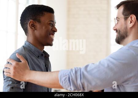 Lächelnd sprechen die Kollegen im Büro zusammen Stockfoto