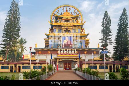 Bylakuppe, Indien - 5. März 2016: Buddhistischer Zangdog Palri oder Goldener Tempel im Namdroling Kloster in Karnataka. Tibetische Siedlung außerhalb Tibets. Stockfoto