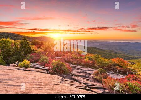 Grandfather Mountain, North Carolina, USA Herbstaufgang von Rough Ridge in den Blue Ridge Mountains. Stockfoto