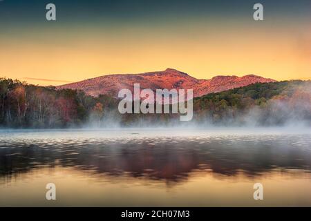 Grandfather Mountain, North Carolina, USA auf Price Lake im Herbst. Stockfoto