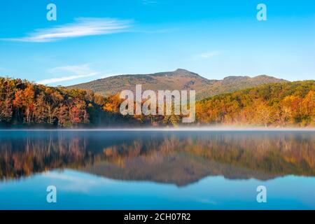 Grandfather Mountain, North Carolina, USA auf Price Lake im Herbst. Stockfoto