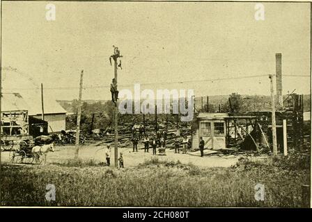 . Die Straßenbahnbesprechung . drei und ein offener Wagen, neun Kasten und drei Opencars ohne Motoren, drei Pflüge, ein Leeler, ein Walk-Away, ein Trolley-Wagen, vier Meilen Trolley-Draht, zwölf Scheinwerfer, neben anderem Material, das vor einigen Jahren für die Straßen gekauft worden war, die alle zerstört wurden. SIXTH AVENUE (N. Y.) HAT EIN FEUER. LIJiLY Szenen wurden am Mittag des 8. Juli aufgeführt, als ein Funke in das offene Fenster des dreistöckigen Pferdestall der Linie Sixth Avenue, die sich an der Sixth Avenue und der vierundvierzigsten Straße befand, blies.im Dachboden befanden sich 4,500 Heuballen, 9,000 Bushel Stockfoto