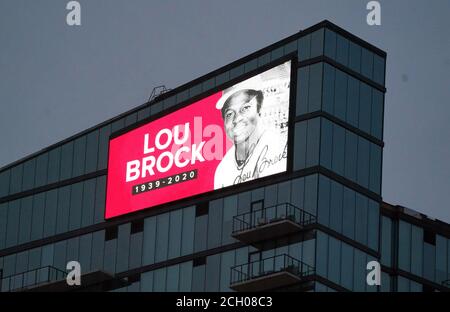 Am Samstag, den 12. September 2020, wird auf dem One Cardinal Way, einem Apartmentgebäude gegenüber dem Busch Stadium in St. Louis, ein Denkmal für Lou Brock, den ehemaligen Cardinals-Spieler und Mitglied der National Baseball Hall of Fame, ausgestellt. Brock starb am 6. September 2020 im Alter von 81 Jahren. Foto von Bill Greenblatt/UPI Stockfoto