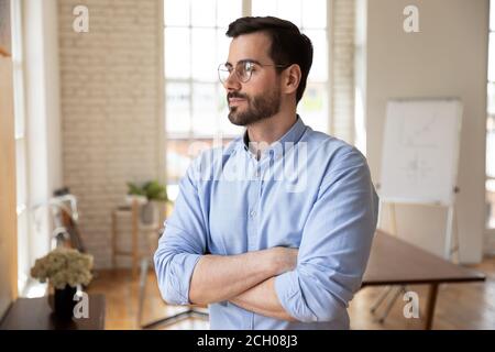 Nachdenkliche kaukasische männliche Mitarbeiter schauen in Abstand denken Stockfoto