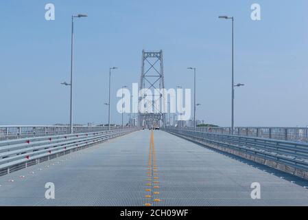 Blick auf die Brücke Hercilio Luz über den Atlantik. Sie verbindet den Kontinent mit der Insel Florianópolis. . Postkarte und Symbol der Stadt, die Stockfoto