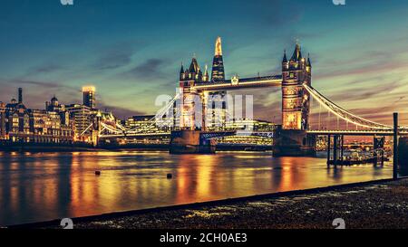 London bei Nacht, Tower Bridge und Shard Stockfoto