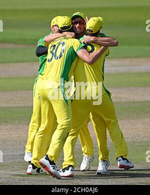 Der Australier Marcus Stoinis (Mitte) feiert mit seinen Teamkollegen, nachdem er das Wicket von Englands Jason Roy beim zweiten Royal London ODI-Spiel im Emirates Old Trafford, Manchester, übernommen hat. Stockfoto