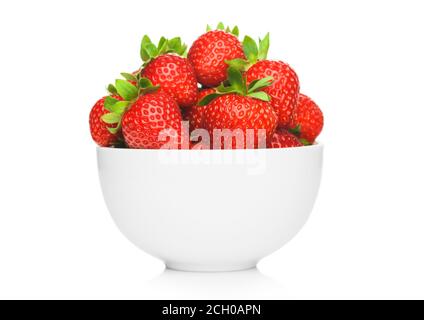 Frische rohe Bio-Erdbeeren in weißer Keramik-Schüssel Teller auf weißem Hintergrund. Makro Stockfoto