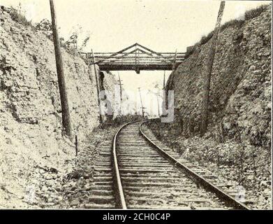 . Elektrische Eisenbahn Zeitschrift . Brantford & Hamilton Electric Railway – Fill and Crossing over Steam Railroad in Cainsville, Ont. LINIENBAU die Stromversorgung für diese Eisenbahn kommt von De CewFalls, etwa 40 Meilen von Hamilton entfernt, und wird mit 40,000 Volt, dreiphasig, 66 Zyklen zu Umspannwerken an der Bergspitze (Nr. 1) und Langford (Nr. 2), BEZIEHUNGSWEISE 10 ELEKTRISCHE EISENBAHN JOURNAL. [Vol. XXXIII. Nein 3 und 15 Meilen von Hamilton. Es gibt auch eine allgemeine Umspannstation in Hamilton. Entlang der Brantford-Hamiltonright-of-way diese Übertragung wird auf 40-ft. Zeder durchgeführt. Brantford & Hamilton Stockfoto