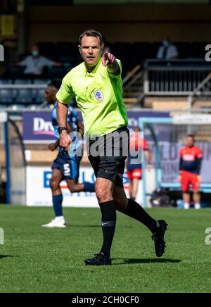 High Wycombe, Großbritannien. September 2020. Schiedsrichter James Linington beim Sky Bet Championship-Spiel zwischen Wycombe Wanderers und Rotherham United am 12. September 2020 im Adams Park, High Wycombe, England. Foto von Liam McAvoy. Kredit: Prime Media Images/Alamy Live Nachrichten Stockfoto