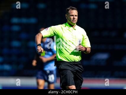 High Wycombe, Großbritannien. September 2020. Schiedsrichter James Linington beim Sky Bet Championship-Spiel zwischen Wycombe Wanderers und Rotherham United am 12. September 2020 im Adams Park, High Wycombe, England. Foto von Liam McAvoy. Kredit: Prime Media Images/Alamy Live Nachrichten Stockfoto