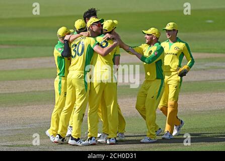 Der Australier Marcus Stoinis (3. Links) feiert mit seinen Teamkollegen, nachdem er beim zweiten Royal London ODI-Spiel im Emirates Old Trafford, Manchester, das Wicket des Englands Jason Roy übernommen hat. Stockfoto