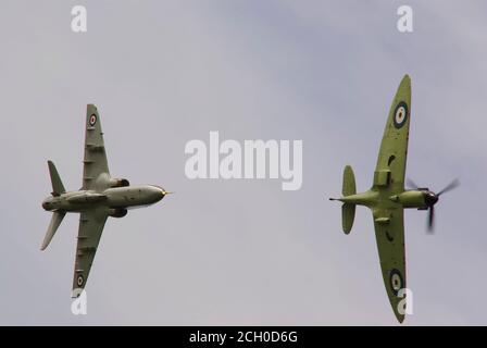 BAE Hawk T1, XX184 und Spitfire Mk 2, 70. Jahrestag der 19. Geschwader, RAF, Stockfoto