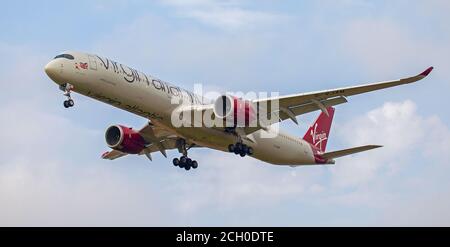 Virgin Atlantic Airbus a350 G-VJAM bei der Endanfahrt zum Flughafen London-Heathrow LHR Stockfoto