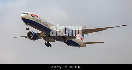 British Airways Boeing 777 G-STBE im Endanflug auf den Flughafen London-Heathrow LHR Stockfoto