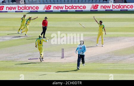 Der Engländer Jason Roy reagiert darauf, dass der Australier Marcus Stoinis beim zweiten Royal London ODI-Spiel im Emirates Old Trafford, Manchester, ausläuft. Stockfoto