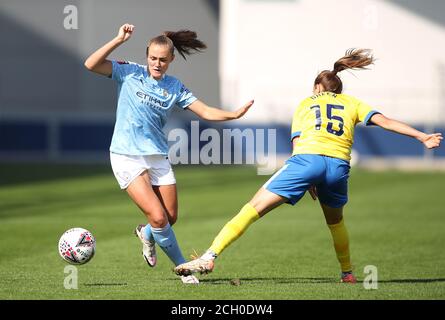 Der Georgia Stanway von Manchester City (links) und der Kayleigh Green von Brighton und Hove Albion kämpfen während des Barclays FA WSL-Spiels im Academy Stadium in Manchester um den Ball. Stockfoto