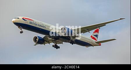 British Airways Boeing 777 G-STBE im Endanflug auf den Flughafen London-Heathrow LHR Stockfoto