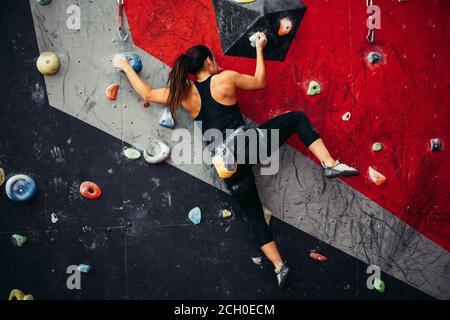 7/8-Ansicht der weiblichen Kletterer tragen und Kletterausrüstung outdoor, Nahaufnahme Stockfoto