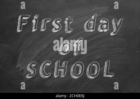 Handzeichnung Text 'First Day of School' auf Tafel Stockfoto