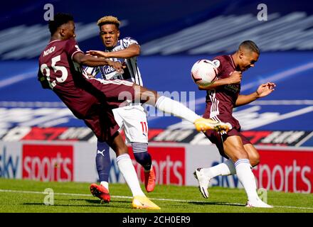 West Bromwich Albions Grady Diangana (zweite links) kämpft während des Premier League-Spiels in den Hawthorns, West Bromwich, mit Wilfred Ndidi (links) von Leicester City und Youri Tielemans um den Ball. Stockfoto