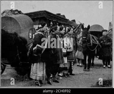 . Ein amerikanischer Ingenieur in China . tion würde die Keynote liefern. Es gibt wahrscheinlich keine Nation, die von einigen Schriftstellern so gelobt und gelobt und von anderen, wie den Chinesen, so inveighed erneut execrated wird, und dies auch von Beobachtern, die seit vielen Jahren in China gelebt haben. Diese große Divergenz der Meinung ist, glaube ich, dem Geist des Widerspruchs im Chinaman selbst geschuldet. Dieser Geist des Widerspruchs findet sich nicht nur in den häufig vorkommenden Beispielen des chinesischen Spielraums, Dinge ganz anders zu tun als den Weg, den andere am besten gefunden haben, sondern vor allem in den Fällen, in denen der Chin Stockfoto