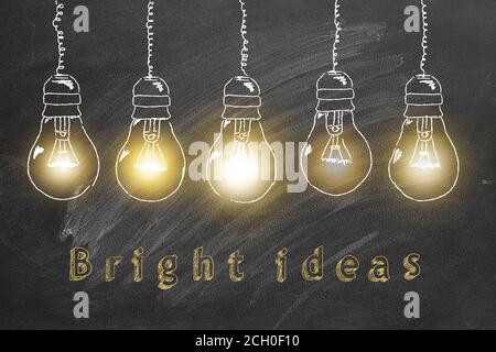 Reihe von flackernden Wolfram Glühbirnen in Kreide auf einer Tafel gezeichnet. Bright Ideas Konzept Stockfoto
