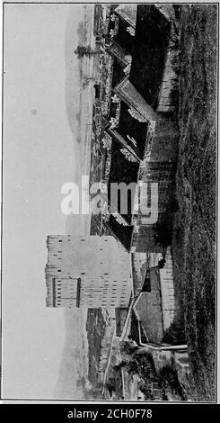 . Ein amerikanischer Ingenieur in China. Dieser Teil von Kwang-tung ist jedoch sehr gebirgig, und die Bevölkerung ist ziemlich spärlich. Der Unterschied zu den Hu-nan-Bedingungen war sehr auffällig.während Ausländer Ping-shih selten besuchten, waren sie nicht ganz unbekannt und daher nicht ganz das gleiche Objekt von intensiver Kuriosität. Das auffälligste von allen war die Pfandhäuser. Diese einzigartigen Gebäude, die im Volksmund Kwang-tung Institution sind – obwohl die Pfandleihe überall in China bekannt ist – sind aus Mauerwerk gebaut, in riesigen quadratischen Türmen, sechzig bis achtzig Fuß auf einer Seite, und mit einer Höhe von einehu Stockfoto