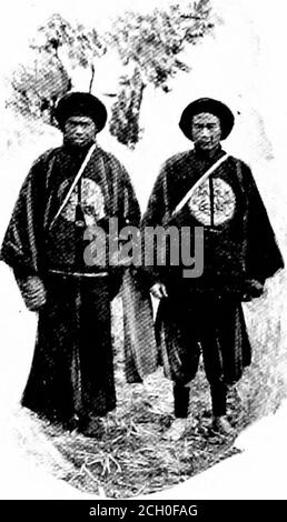 . Ein amerikanischer Ingenieur in China. Von den bis Kwano- (Kwang-tung und Kwang-si) hatten sie die Grenze ihrer Gerichtsbarkeit erreicht. Unser Cantoneseguard war bereit, uns zu empfangen, und in ihren Pilzhüten präsentierten sich ganz andere. Zwei treue Freunde Auftritt in der Uniform wc war Accus-^™^^ zu- die beiden Körper der Truppen, havingsaluted, die Hu-nanese Soldaten überging inKwang-tung und aufgereiht entlang der Autobahn, und in hke-Manier die kantonesischen ^Soldaten gebildet inHunan. Der Kwang-tung Kapitän wurde dann in-troduced. Der Hu-nan General kam, Kinn- Kapitel III: HU-nan, das Ende Stockfoto