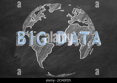 Text BIG DATA und rotierenden Globus auf einer Schule Tafel. Stockfoto