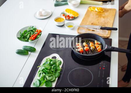 Frisches Bio-Gemüse und bunte Zutat zum Kochen gesunde Mahlzeit auf weißem Schreibtisch Hintergrund. Tomaten, Kopfsalat, Mais, Eier, Geflügelfleisch und oth Stockfoto