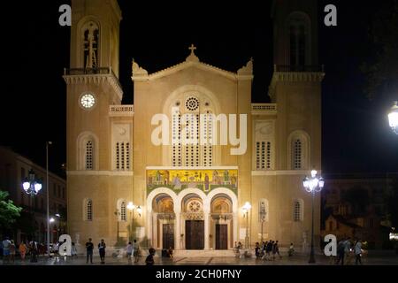 ATHEN, GRIECHENLAND - 13 2016. AUGUST: Nachtansicht des Mitropolis Platzes in Athen, mit Annunciation Kathedrale Stockfoto