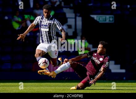West Bromwich Albions Darnell Furlong (links) und Leicester Citys James Justin kämpfen während des Premier League-Spiels in den Hawthorns, West Bromwich, um den Ball. Stockfoto