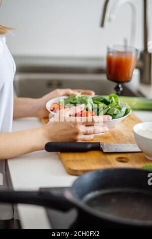 Nahaufnahme der weiblichen Hände mit gesunden Gemüsesalat aus frischem Gemüse. Stockfoto