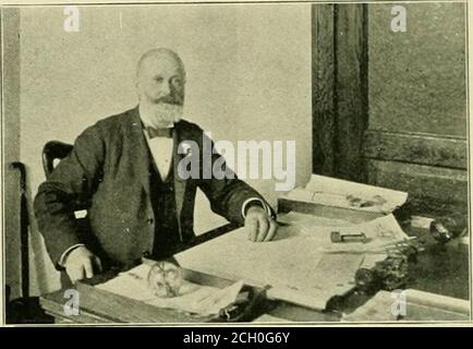 . Die Straßenbahn Überprüfung . Die verschiedenen Gleise sind so angeordnet, dass die Teile eines LKW mit dem geringsten Zeit- und Arbeitsaufwand zusammengebracht werden können. In einer Ecke des unteren Errichterladens befindet sich ein gut beleuchteter Zeichnungraum, der mit den üblichen Geräten ausgestattet ist. Alle Teile, aus denen sich Straßenbahnwagen bilden, mit Ausnahme der Räder, werden in diesem Werk hergestellt. Die Meinungsvielfalt hinsichtlich der Standards in Sachen Räder ist so groß, dass das Unternehmen es besser findet, Räder der spezifizierten Art zu pur-Chase, als sich mit einer Vielzahl von Mustern zu beschäftigen. Auch ohne die Räder der Stockfoto