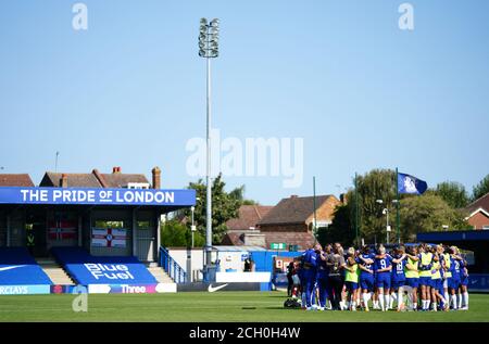 Chelsea Spieler feiern in einem Team Huddle nach dem letzten Pfiff während des Barclays FA WSL Spiel im Kingsmeadow Stadium, London. Stockfoto