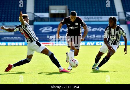 Youri Tielemans (Mitte) von Leicester City kämpft mit West Bromwich Albions Grady Diangana (links) und Romaine Sawyers während des Premier League-Spiels in den Hawthorns, West Bromwich. Stockfoto