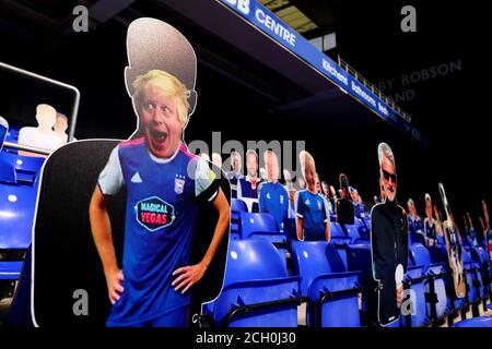 13. September 2020; Portman Road, Ipswich, Suffolk, England, English League One Footballl, Ipswich Town gegen Wigan Athletic; EIN Bild von Premierminister Boris Johnson ist auf den Tribünen zu sehen Stockfoto