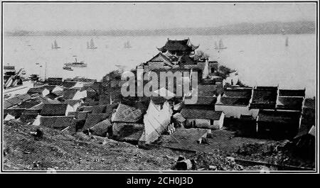 . Ein amerikanischer Ingenieur in China. Bei jeder Neuorganisation von China werden diese drei Männer eine wichtige Rolle spielen. Der Einfluss von Chang Chi-tung und LiuKunyi wird sicherlich von Gewicht sein, wie sie genießen die Wertschätzung und das Vertrauen der beiden Ausländer und Eingeborenen. Bei der Ernennung aller Beamten gibt es eine onerule, die seltsamerweise ein Hinweis auf die chinesische Regierung und Methoden ist. Kein Beamter darf in einem Bezirk dienen, in dem er geboren wurde. Thereason dafür ist, dass, als ein Fremder, ohne lokale Vorurteile oder Interessen, er wird, es wird geglaubt, verwalten Gerechtigkeit ganz unparteiisch. Unfortu-nately, Human na Stockfoto