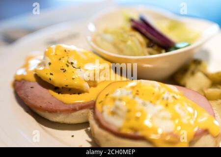 Wochenende vegetarisches Frühstück in Schottland mit zwei Eiern benedict auf hausgemachten Muffins mit Spinat und gelbe Hollandaise Sauce. Stockfoto