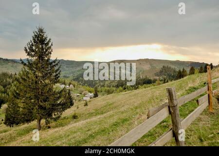 Wunderschöne Sonnenuntergangsfarben über den Bergen der Karpaten, Ukraine, Europa. Sonnenuntergang nach dem heißen Sommertag. Foto in Orange und Blau natürlichen Tönen. Stockfoto