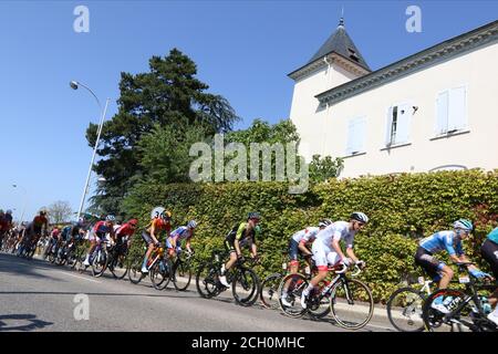 13. September 2020; Lyon, Frankreich; Tour De France 2020, Lyon nach Grand Colombier Etappe 15; das Hauptfeld mit Tadej Pogacar Slowenien UAE Team Emirates vorbei an Genas Stockfoto